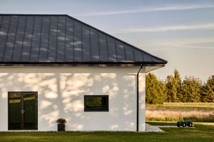 Stilren liebhaverbolig ved Hillerød styrkes med stålprofiler på taget, Hanebjergvej 3, 3400 Hillerød